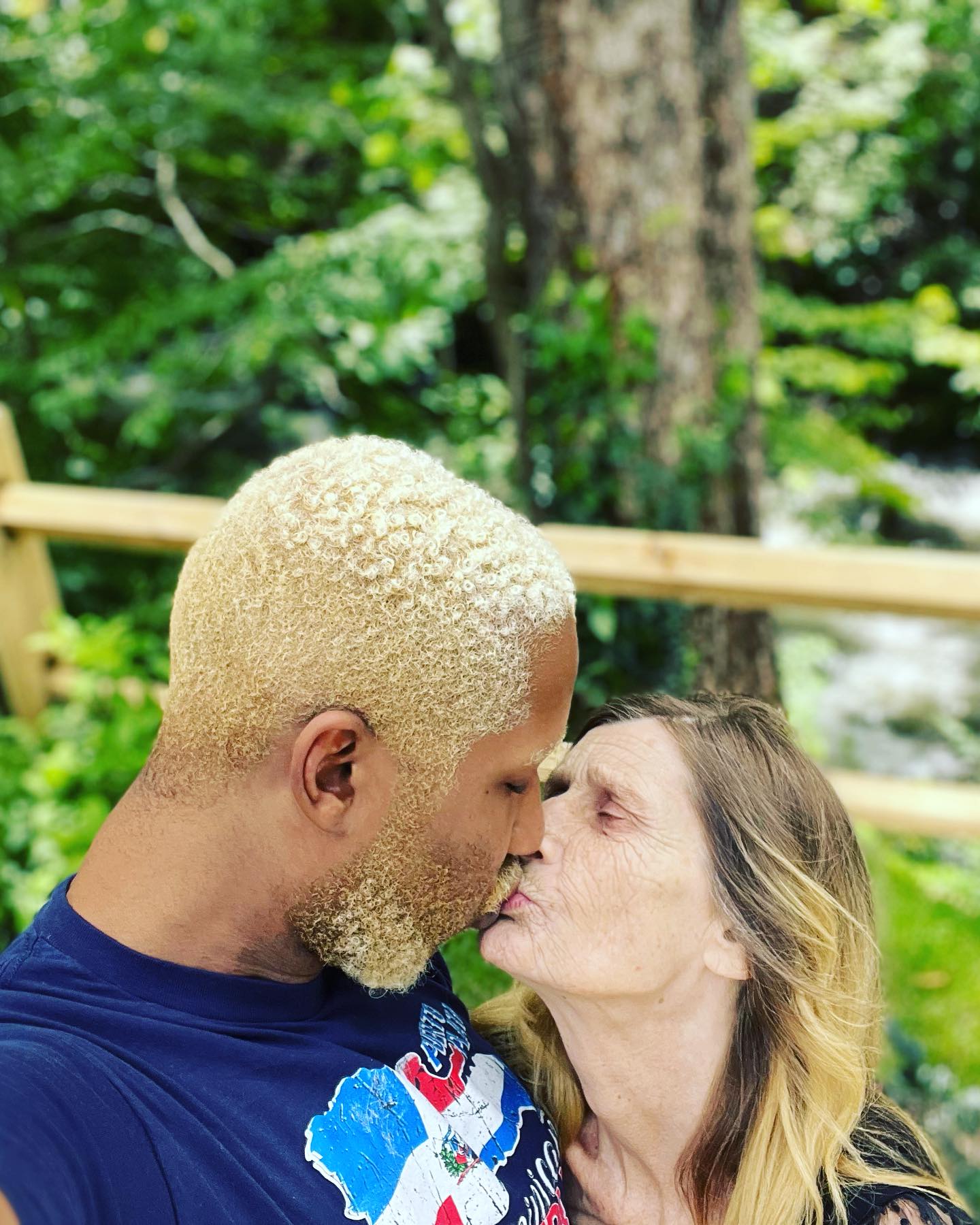 63-річна жінка, яка вийшла заміж за 26-річного хлопця, готується стати мамою